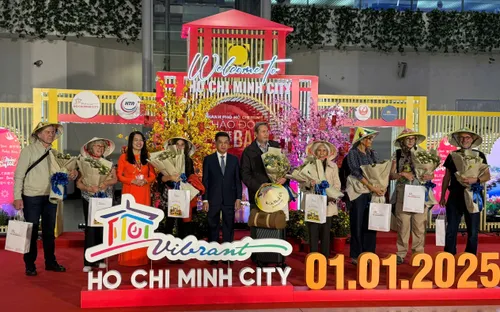 TP Hồ Chí Minh đón những vị khách đầu tiên trong năm mới