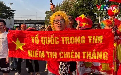 Chung kết lượt về ASEAN Cup 2024: Cổ động viên Việt Nam "nhuộm đỏ" đường phố Thái Lan