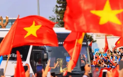 Sôi động không khí cổ động viên chào đón đội tuyển Việt Nam về nước