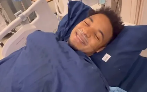 Tiền đạo Nguyễn Xuân Son hát Quốc ca Việt Nam khi vừa tỉnh dậy sau phẫu thuật