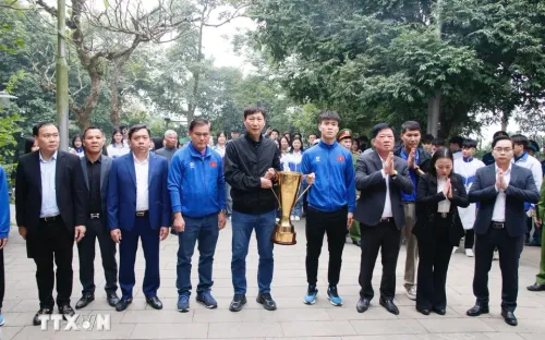 Đội tuyển Việt Nam mang Cúp về đất Tổ Phú Thọ, dâng hương báo công các Vua Hùng