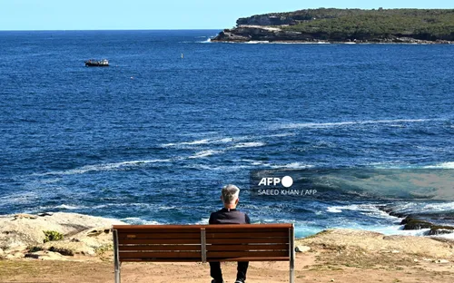 Australia đóng cửa 9 bãi biển do vật thể lạ