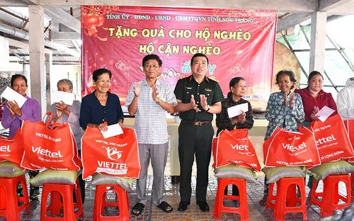 Sóc Trăng: Bí thư Tỉnh ủy tặng quà Tết, thăm gia đình thanh niên chuẩn bị nhập ngũ