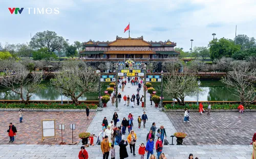 Đại Nội Huế nườm nượp du khách những ngày đầu xuân 2025