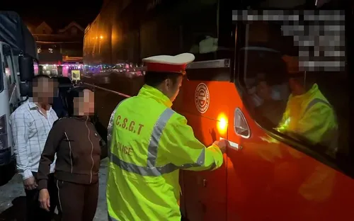 “Nhồi” 56 người trên xe khách 46 chỗ, tài xế và chủ xe bị phạt 102 triệu đồng