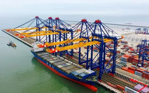 Cảng biển nước sâu hiện đại nhất Việt Nam chào đón chuyến tàu container đầu tiên