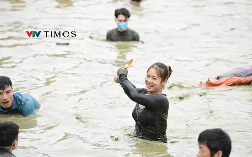 Sôi nổi hội thi bắt cá bằng tay không ở Tuyên Quang