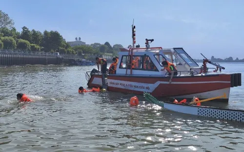 Kịp thời cứu 12 vận động viên đua thuyền bị lật trên sông Đồng Nai