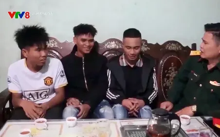 Anh em song sinh người Hre tình nguyện nhập ngũ