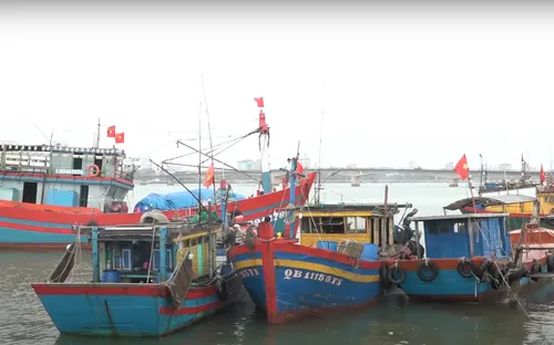 Ngư dân Quảng Bình ra khơi đánh bắt đầu năm