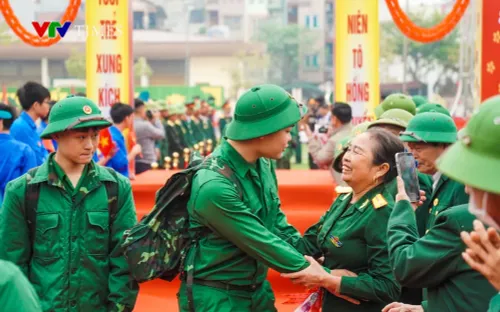 Thanh niên cả nước hăng hái lên đường nhập ngũ