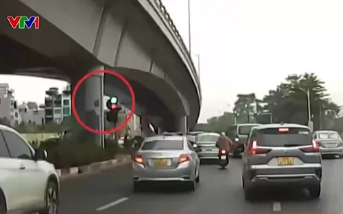 Nhiều biển báo, đèn tín hiệu giao thông “bẫy” người đi đường