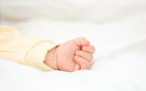 Công an điều tra vụ bé gái 5 tháng tuổi tử vong khi gửi trông trẻ qua đêm ở Hà Nội