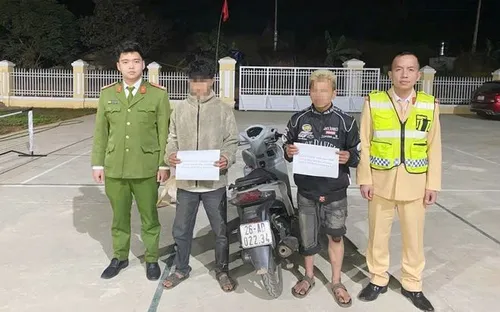 Hai thanh niên cầm theo hung khí điều khiển xe máy lạng lách, đánh võng