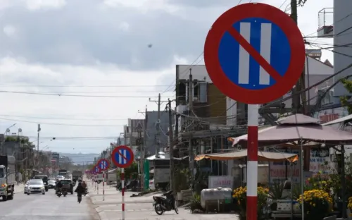 Không tháo dỡ 23 biển báo cấm đậu xe trên 1 km đường