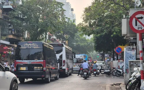 Hà Nội cấm xe trên 16 chỗ theo giờ, giảm ùn tắc phố cổ