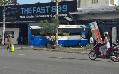 Xe buýt chở học sinh va chạm với xe máy, 3 người bị thương