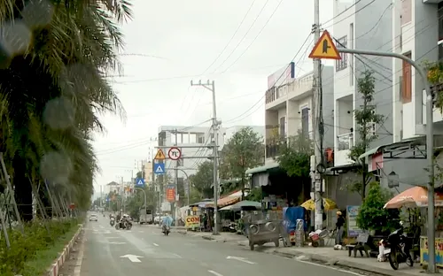 Bất cập biển báo giao thông trên tuyến đường ra sân bay Phù Cát