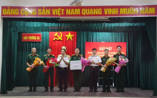 Gặp gỡ, chúc mừng các y, bác sĩ công tác trên quần đảo Trường Sa