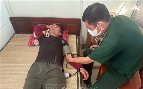 Kịp thời cứu bốn ngư dân trôi dạt trên biển