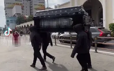 Xác minh nhóm người khiêng quan tài trước chợ Bến Thành