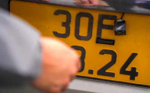 Dán băng dính làm sai biển số xe, tài xế ô tô ở Hà Nội bị phạt 23 triệu đồng