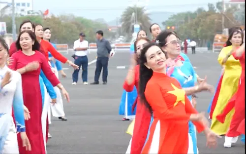 Hơn 1000 phụ nữ Phú Yên đồng diễn áo dài