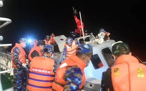 Đảo Song Tử Tây tiếp nhận ngư dân trên tàu cá bị co giật, khó thở