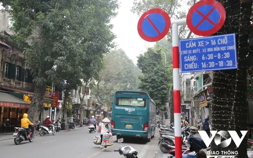 Phố cổ thông thoáng khi cấm xe trên 16 chỗ giờ cao điểm