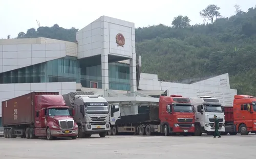 Lưu lượng phương tiện thông quan qua Cửa khẩu quốc tế Cầu Treo ở Hà Tĩnh giảm sâu