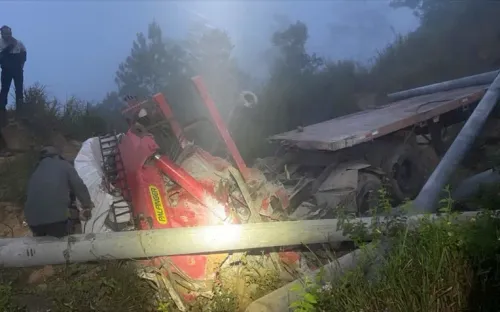 Xe container chở cột điện lao xuống vực khiến 2 người tử vong