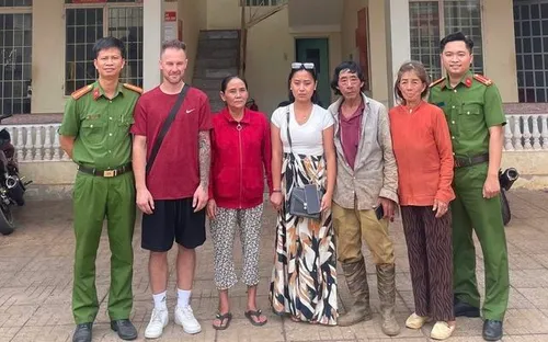 Công an xã giúp cặp song sinh người Pháp gốc Việt tìm lại mẹ sau 27 năm