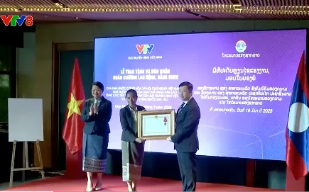 Lễ trao tặng và đón nhận huân chương lao động cho Đài Truyền hình Việt Nam và Đài Truyền hình Quốc gia Lào