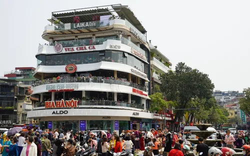 Vượt hàng trăm cây số lên Hà Nội chụp ảnh kỷ niệm trước khi "Hàm cá mập" bị dỡ bỏ