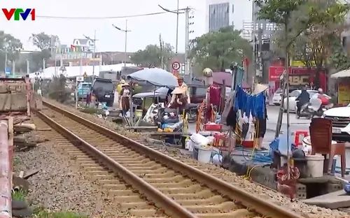 Hà Nội đóng các lối đi tự mở, xử lý nghiêm lấn chiếm hành lang đường sắt