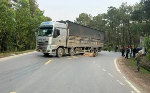 Xe máy chở 3 học sinh va chạm với xe tải, 1 người tử vong