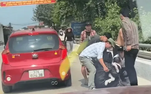 Nghệ An: Người dân kịp thời can ngăn người phụ nữ ôm 2 con nhỏ định nhảy cầu