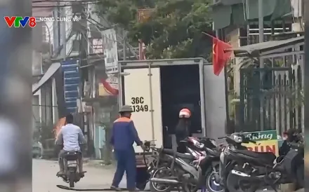 Doanh nghiệp dùng xe tải chở xăng dầu đi bán "dạo"