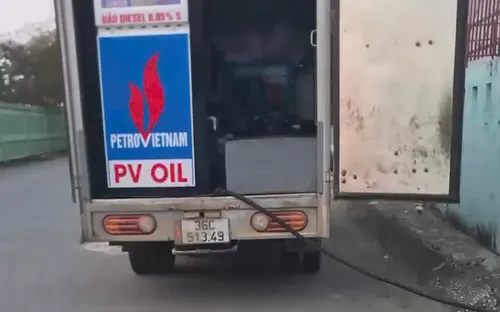 Ngang nhiên bán xăng dầu "dạo"