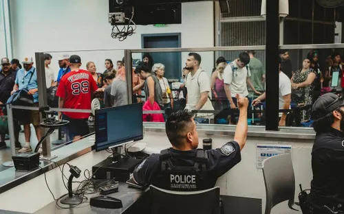 Mỹ trục xuất người có thẻ xanh