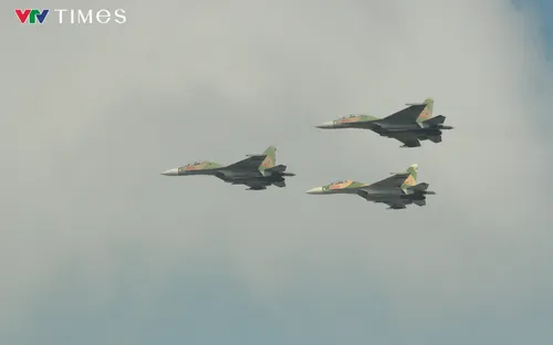 Cận cảnh biên đội trực thăng, Yak-130 và Su-30MK2 chao lượn trên bầu trời TP Hồ Chí Minh