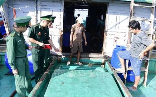 Phát hiện tàu cá vận chuyển khoảng 10.000 lít dầu không rõ nguồn gốc