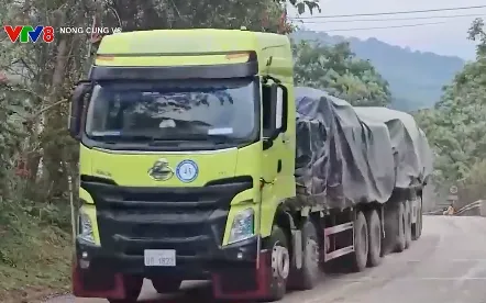 Nguy cơ mất an toàn giao thông trên tuyến đường huyết mạch biên giới Quảng Bình