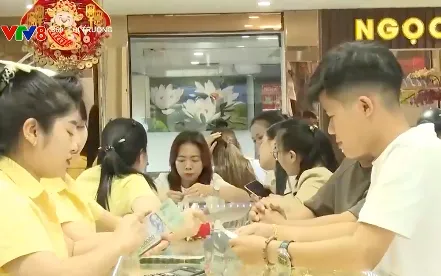 Tấp nập giao dịch vàng dù giá tăng cao