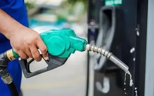 Giá xăng lên gần 21.000 đồng/lít