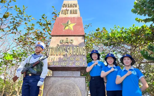 Chuyện về cô gái xứ Nghệ sáng tác trên 500 bài thơ về Trường Sa