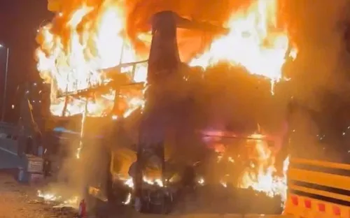 Xe khách bất ngờ bốc cháy lúc 3 giờ sáng, 24 người may mắn thoát nạn