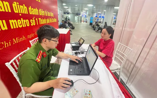 TP Hồ Chí Minh: Metro số 1 vừa chở khách, vừa "chở" dịch vụ công