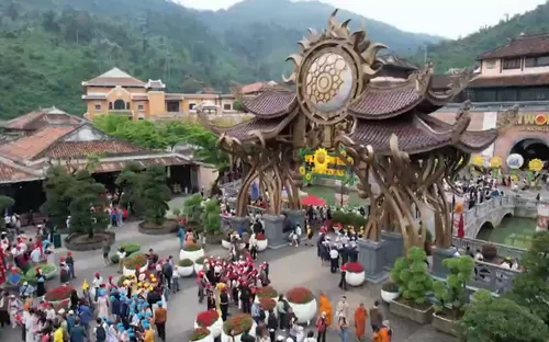 Du lịch 3 miền nhộn nhịp dịp Giỗ Tổ Hùng Vương