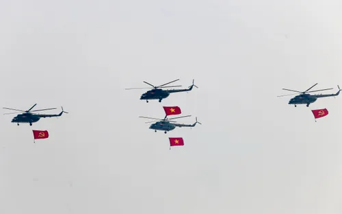 Trực thăng kéo cờ diễn tập cho lễ kỷ niệm 50 năm thống nhất đất nước